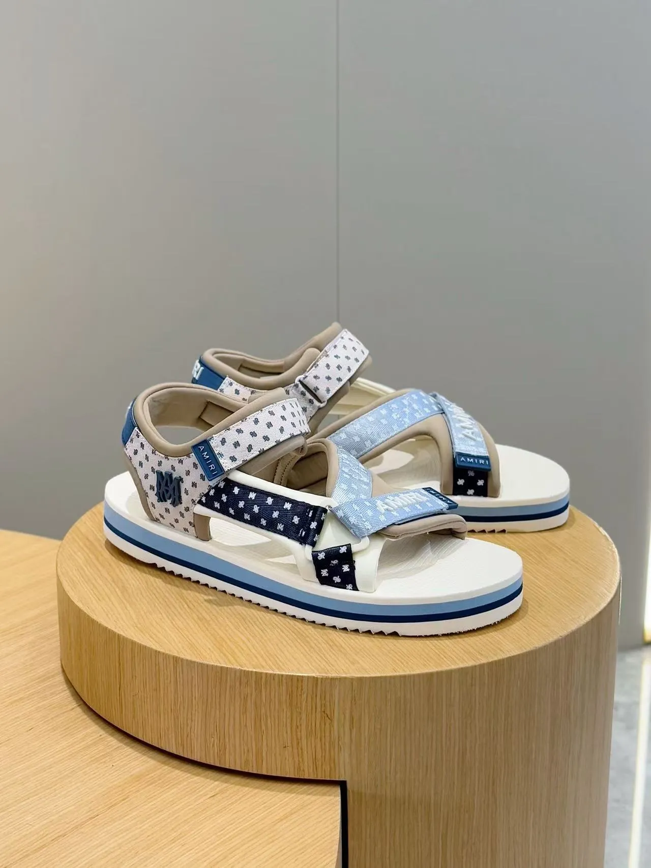 [AMIRI*AMIRI] P:500💰 Size: 39-45 Official website new original version 1:1 AMIRI*AMIRI classic men's sandals, high-end boutique, original material, TPU foam bottom, fine workmanship, casual, loose and comfortable, a must-have in summer.